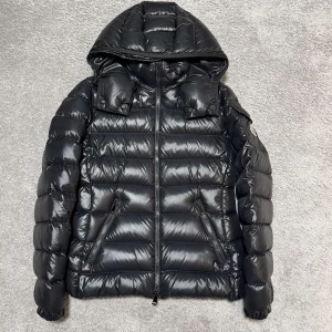 Moncler Bady  - Moncler bady i size 1/s, skick 9,5/10 som ny, dustbag medföljer vid köp, nypris 17600kr, vid funderingar hör av er.
