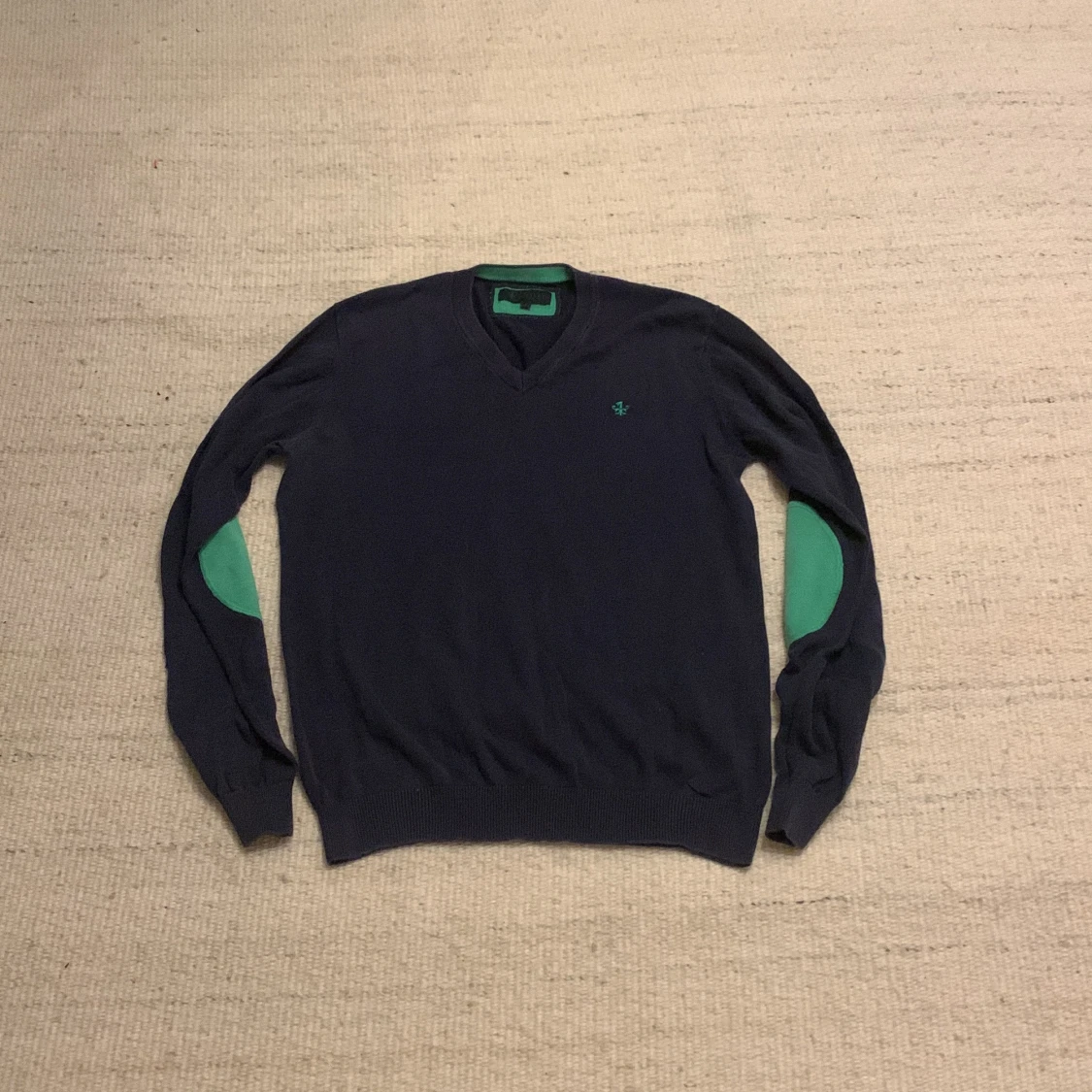 Mörkblå v-ringad tröja Riley S