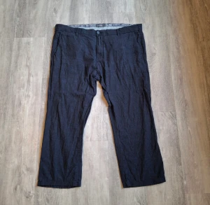 Dressmann marinblåa byxor, storlek 42/30 (XL) - Storlek: 42/30( XL/XXL)                 Matreal:Bomull/Linnen.                                      Skick : Mycket bra,sparsamt använt.