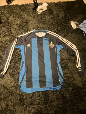 Djurgården långärmad fotbollströja Adidas - Tja, säljer nu min klassiska djugårns långärmad matchtröja från säsongen 06/07. Riktigt bra skick på den. Pris går att diskutera 