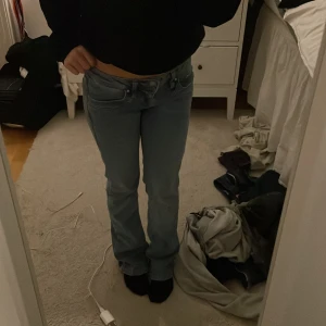 LTB Valerie ljusblå jeans W25 L30 - Säljer ett par ljusblå jeans från LTB, modellen Valerie. Super lågmidjade och bootcut💗