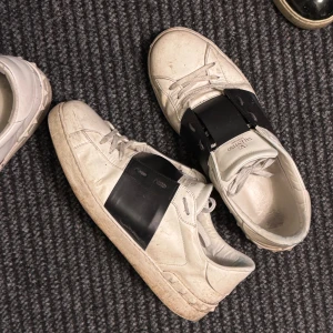 Valentino Open  - Säljer ett par Valentino Open i 46 som har varit vällomhändertagna. Främre högra foten har börjat lossna lite, men absolut inget som tydligt syns. Röd box kommer med och det sjävklart äkta 🙌. Pris kan diskuteras vid snabb affär ✅