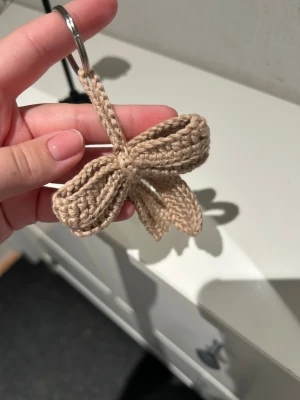 Virkad nyckelring - Virkad Rosett nyckelring för att sätta på nycklar eller väska.