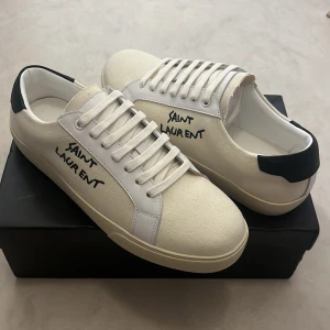 Saint Laurent vita skor  - Sälja ett par Saint Lauren. Skick 10/10. Storlek är 43. Passa som en vinterskor och som en present till jul. Pris kan diskuteras 🫶