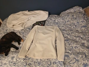 Jättefin långärmad topp/tröja - En vit långärmad tröja i vit med urigning i S 💓