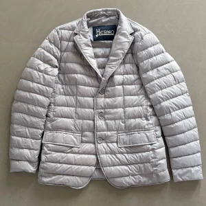 Jacka från Herno. - Grå jacka från Herno. Storlek 50, vilket motsvarar M. Passar både nu till höst men även kallare vinterdagar. Mycket bra skick. Hör av er vid frågor.