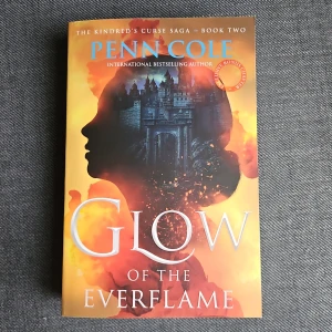 Glow of the Everflame Penn Cole - Andra boken i The Kindred's Curse Saga! Följ Diem Bellator när hon kämpar mot faror, gamla hemligheter och förbjuden kärlek i en värld fylld av magi, slott och episka strider. Perfekt för dig som älskar fantasy, romantik och spänning!