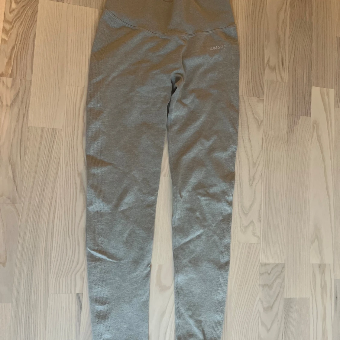 Grå leggings från AWARE - 1