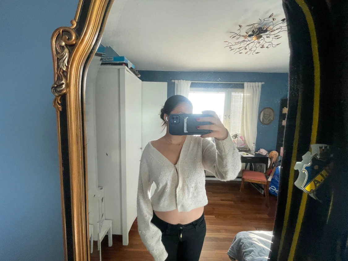 Vit croppad kofta med pärlor