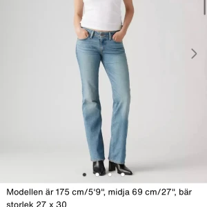 Ljusblåa superlow bootcut jeans  - Säljer ett par klassiska Levi's 501 jeans i ljusblå tvätt med straight fit. Jeansen har fem fickor, knappgylf och normal passform.  De är i storleken 26 x 30. Lite slitage nertill vid sömmen men inget stort. 
