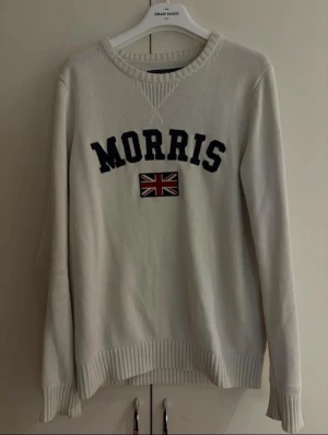 Morris tröja - Säljer min crewneck ifrån Morris, riktigt snygg och passar till allt. 2 små fläckar som säkert går bort med medel på ryggen (bild 3) Storlek S
