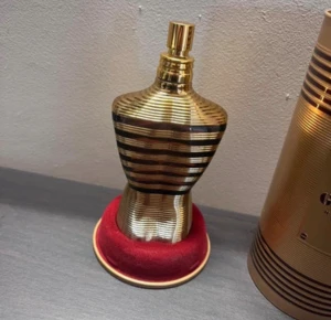 Jean Paul Gaultier Le Male Elixir - Snygg och unik parfym i guldigt utförande från Jean Paul Gaultier. Le Male Elixir kommer i en cool burk och är perfekt för dig som vill sticka ut med din stil. Perfekt för unga som gillar trendiga accessoarer.