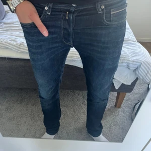Replay Grover jeans mörkblå  - Säljer ett par Replay Grover jeans i mörkblå tvätt med snygga slitningar och kontrastsömmar. Jeansen har använt en del pga av bra kvalité o väldigt snygga. Storlek 32/34(sitter som de). Säljer för att de lite tajta i midjan. Kan gå ner i pris vid snabb affär😃Hör av dig vid frågor o funderingar😃