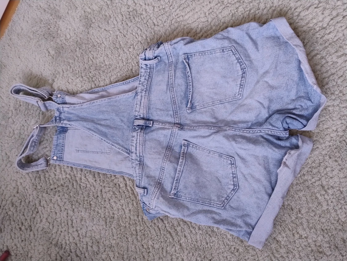 Ljusblå hängselshorts i denim - 1