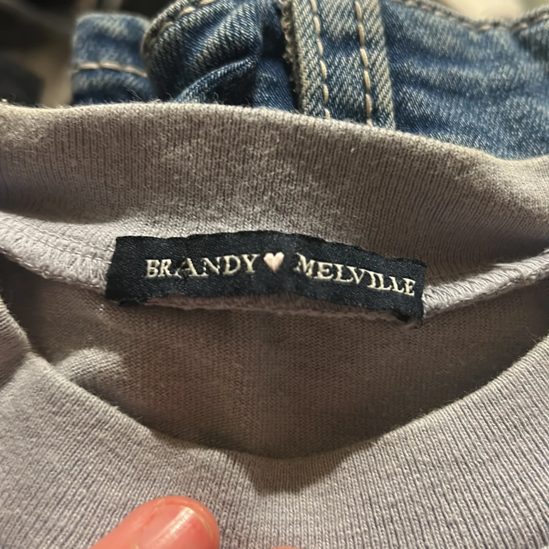 Grå t-shirt med broderade blommor - 1