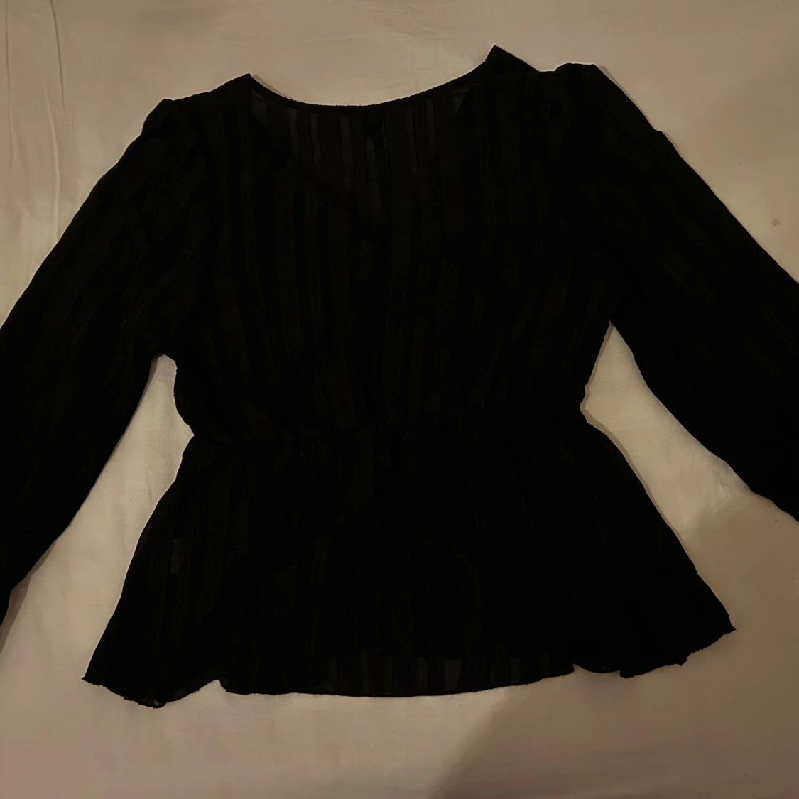 Svart randig blus med en knut framtill - 1