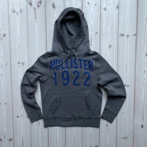 Hollister hoodie - Säljer nu denna snygga Hollister hoodien i riktigt bra skick. Storlek: S. Pris: 649kr. Skriv vid frågor eller fler bilder! 🤩