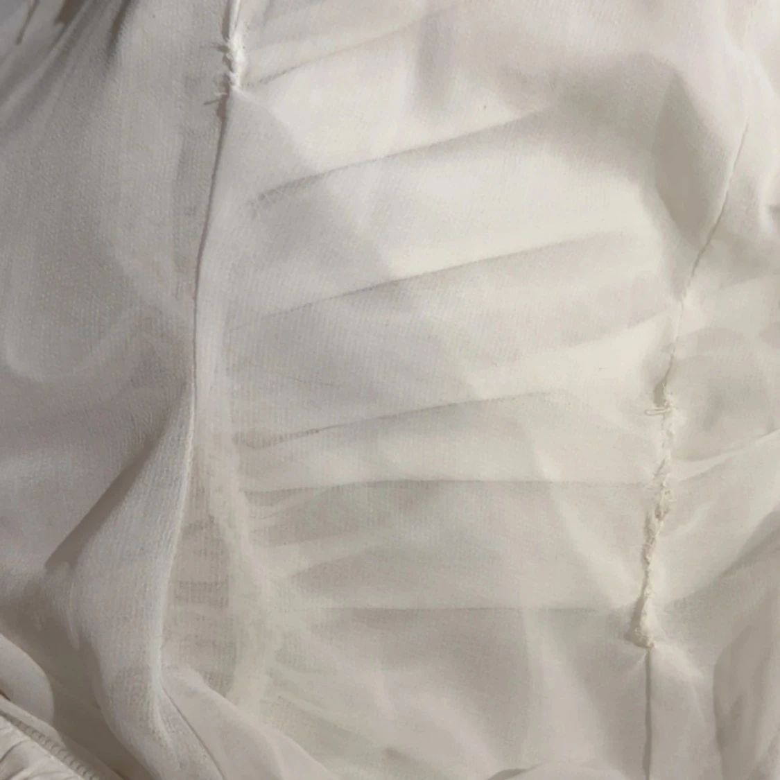 Vit kort klänning med volangdetaljer - 4