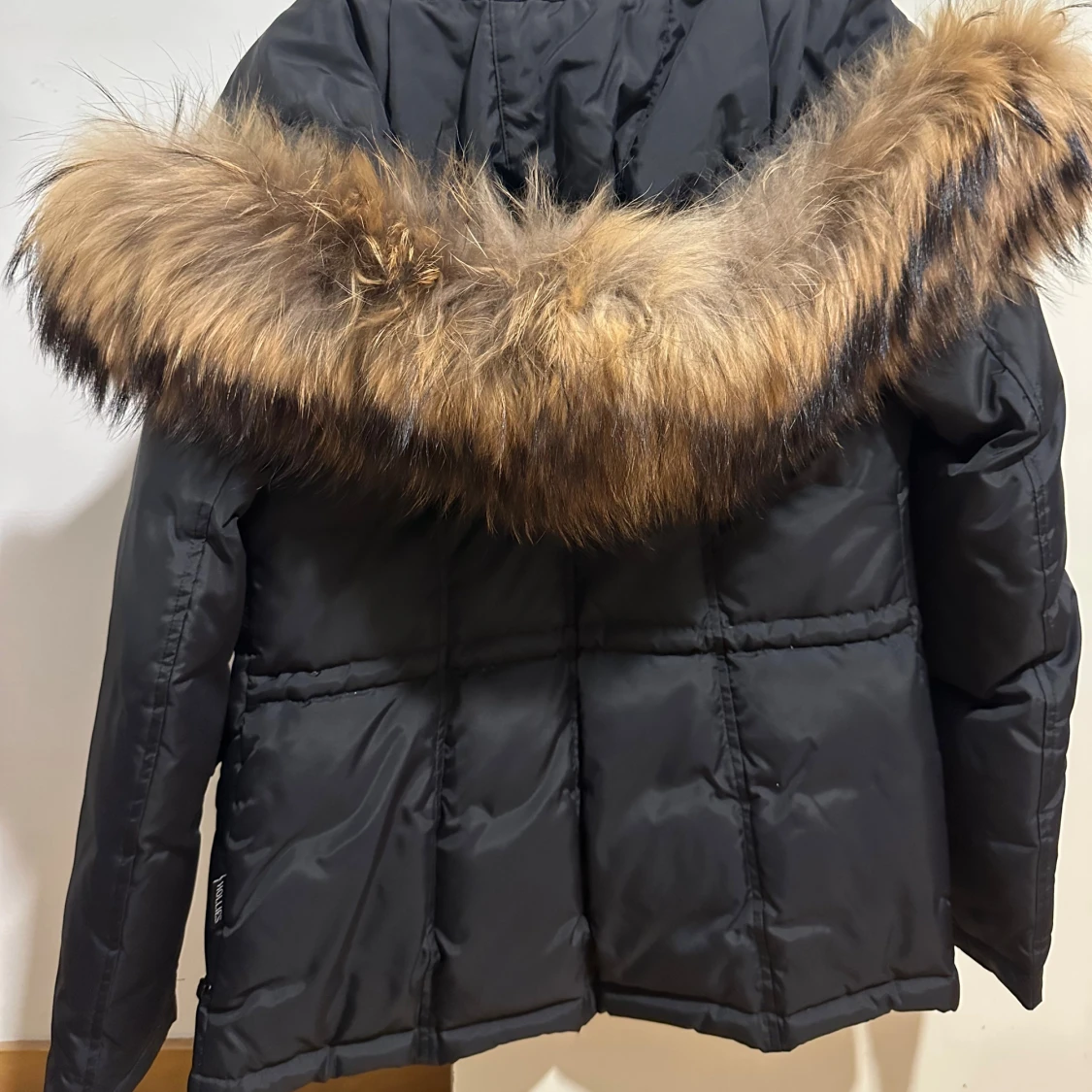 Svart dunjacka med fuskpäls från Hollies - 1