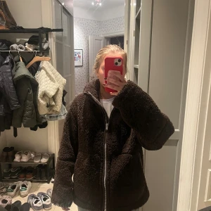 Brun Teddy jacka  - Så snygg Teddyjacka från hm. Nyskick och slutsåld! 