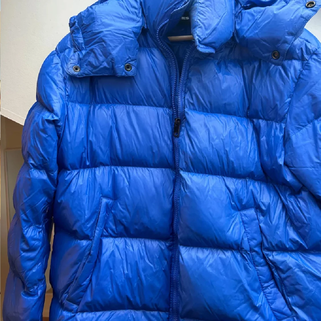 Blå pufferjacka med huva - 3
