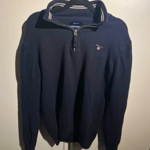 Gant halfzip - Jag säljer en superfin gant halfzip i storleken M, men sitter som S. Tröjan är gjord av väldigt fin lammull och är i högsta kvalitet. Tveka inte på att höra av dig vid eventuella frågor😁