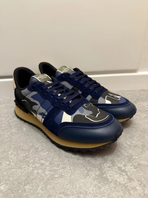 Valentino rockrunners - Tja! Säljer dessa blåa valentino rockrunners i storlek 43, perfekt för vintern och dem kallare dagarna. Priset är ej hugget i sten och kan diskuteras. Tveka inte att höra av er vid frågor eller funderingar 😎❄️