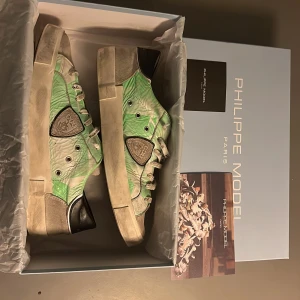 Philippe Model skor - Säljer ett par feta Philippe Model skor  | skicket på skorna är 6/10, ganska så använda | storlek 41 men passar även personer som har 42 | ny pris 4000kr: mitt pris 1399| box och kort medföljer  | jag tvättar även skorna grunderligt innan packning!!skriv vid frågor och funderingar.