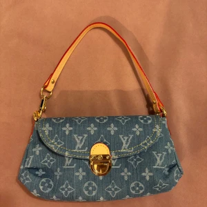 L V denim axelväska - Snygg axelväska i denim. För mer bilder och funderingar så släng iväg ett meddelande. Billigare vid snabb affär.