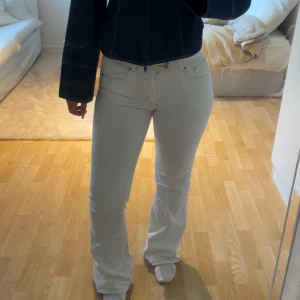 Vita bootcut jeans  - Vita bootcut jeans från Pull&Bear. De är lite slitna längst ner vid foten då dom är lite för långa för mig.