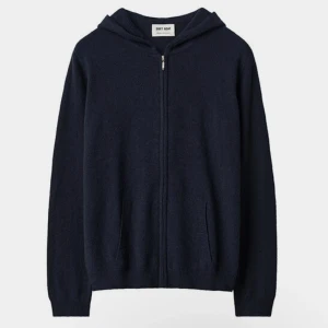 Mörkblå hoodie i kashmir från Soft Goat - Mysig mörkblå hoodie från Soft Goat i mjuk kashmir.❣️❣️ Tröjan har huva, dragkedja framtill och två fickor. ☺️ pris kan diskuteras❣️❣️passar s-m 