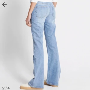 Ljusblå bootcut jeans - ljusblåa bootcut jeans med lågmidja storlek xs, säljer pågrund av fel storlek och inte går till användning, använt några gånger💗