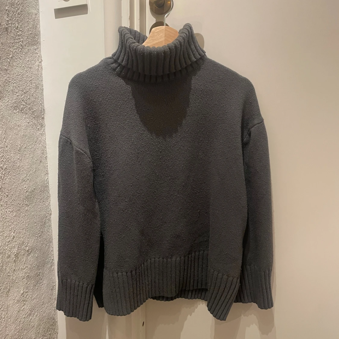 Trendig stickad polotröja  - 2