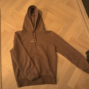 Beige hoodie från Ralph Lauren - Säljer en Beige hoodie från Ralph Lauren den säljs inte längre i butik osv 