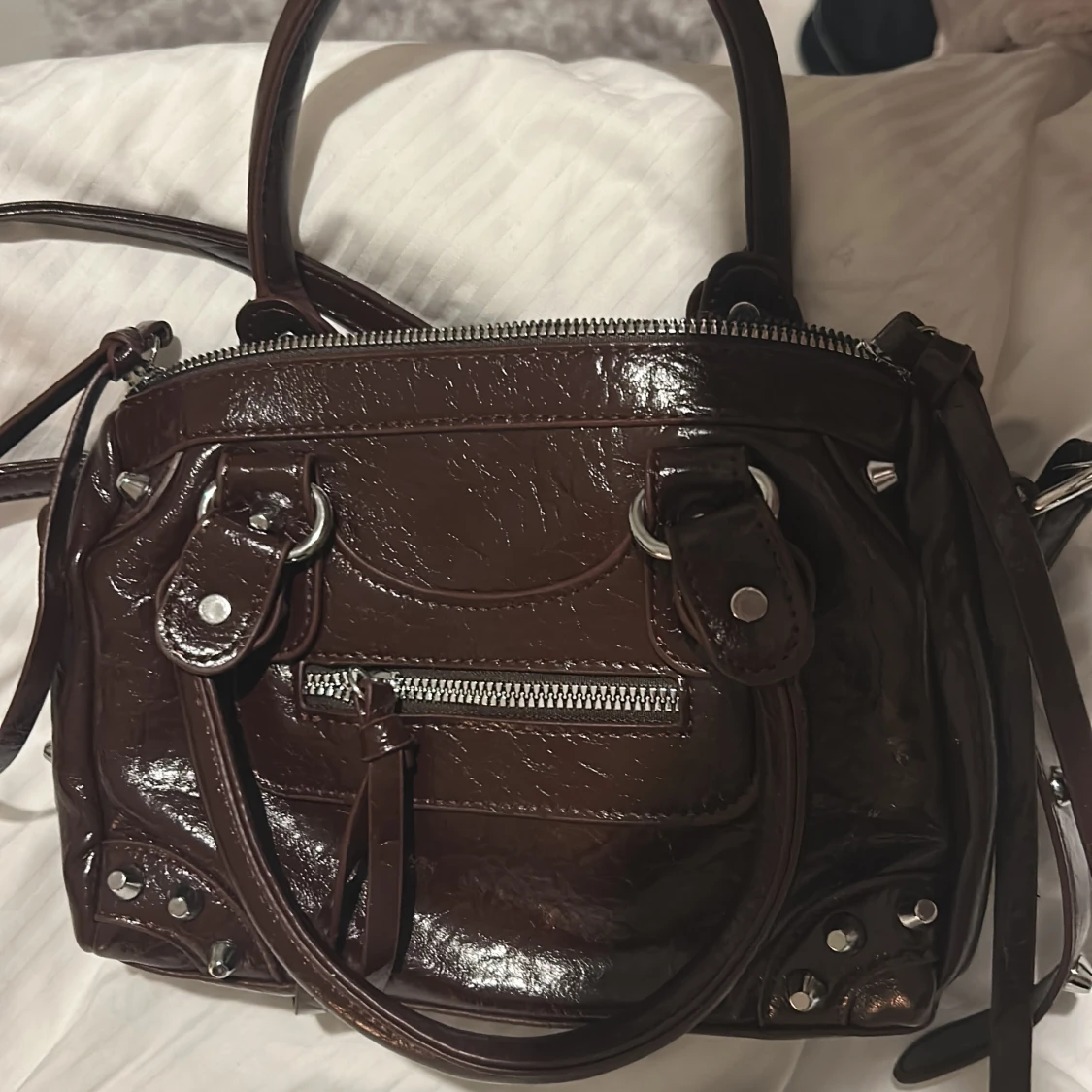 Vinröd handväska med nitar - 4