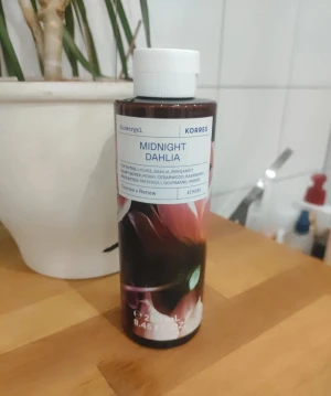 Korres Midnight Dahlia showergel - Säljer en Korres Midnight Dahlia showergel i en 250 ml flaska med vit kork och blommigt motiv. Doften har inslag av litchi, dahlia, bergamott, pion, cederträ, hallon, patchouli och amber. Flaskan är av plast och har en modern design.
