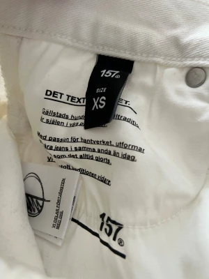 Vita wide jeans från 157 Lane XS - Säljer ett par fräscha vita jeans från 157 Lane i storlek XS. Modellen har raka ben med wide fit och klassisk femficksdesign. Jeansen är högmidjade och tillverkade i mjukt bomullstyg, perfekta för en clean och stilren look.