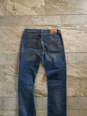 Nudie jeans  - Sköna Nudie jeans i snygg tvätt! St 31/34! Längd- 108cm, midja-40cm! Mvh Henry 