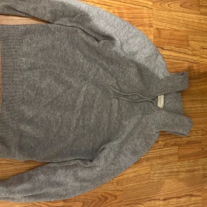 Grå cashmere hoodie från Sayless -  grå hoodie från Sayless i storleken XS 100% cashmere. Använd några gånger men väldigt fett och go!