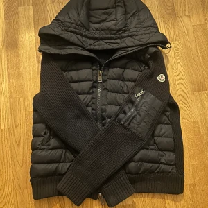 Minglet cardigan  - Hej jag säljer en minglet cardigan perfekt för dom som vill ha en stilren luk och som vill hålla sig varm under vintern.