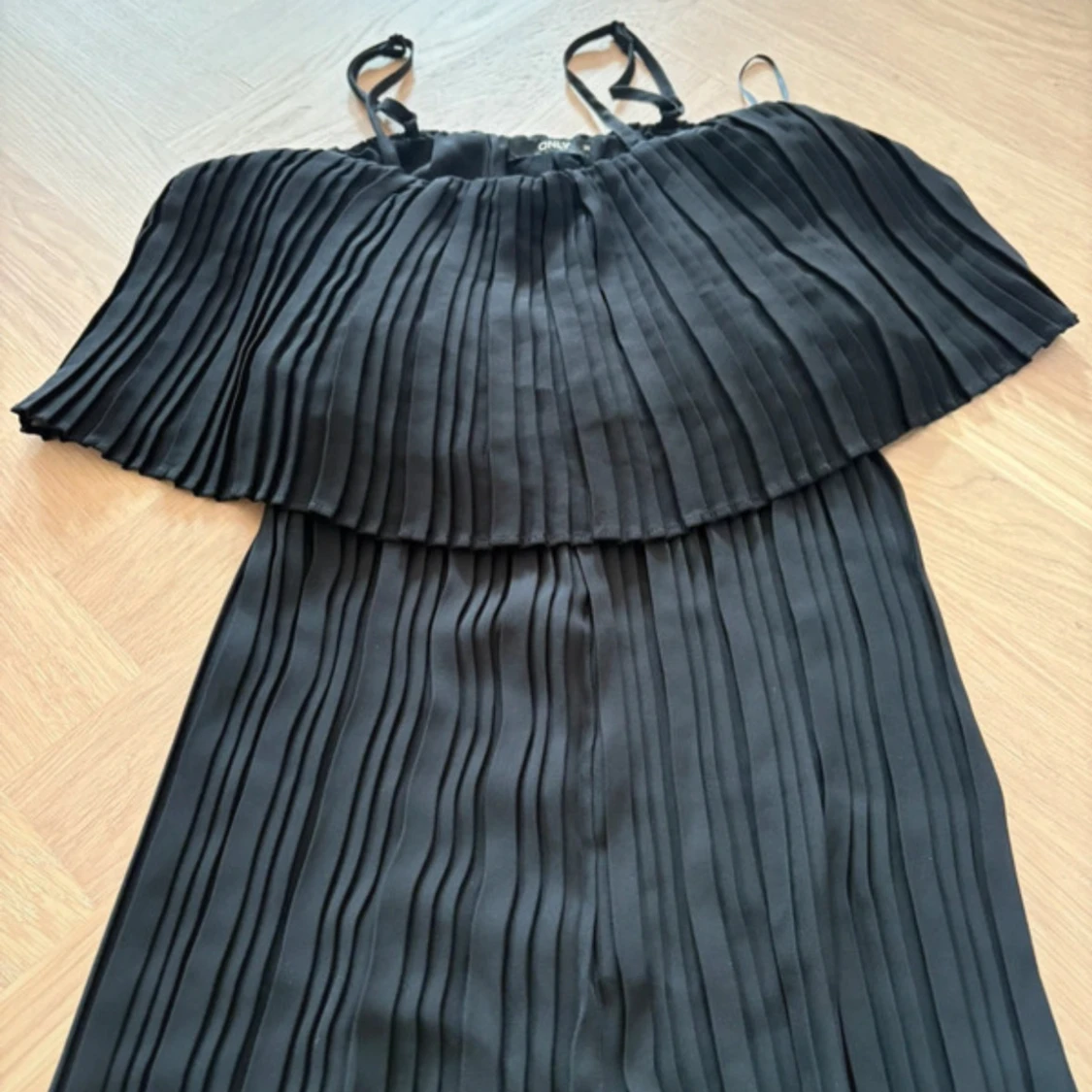 Svart plisserad byxdress från ONLY - 2