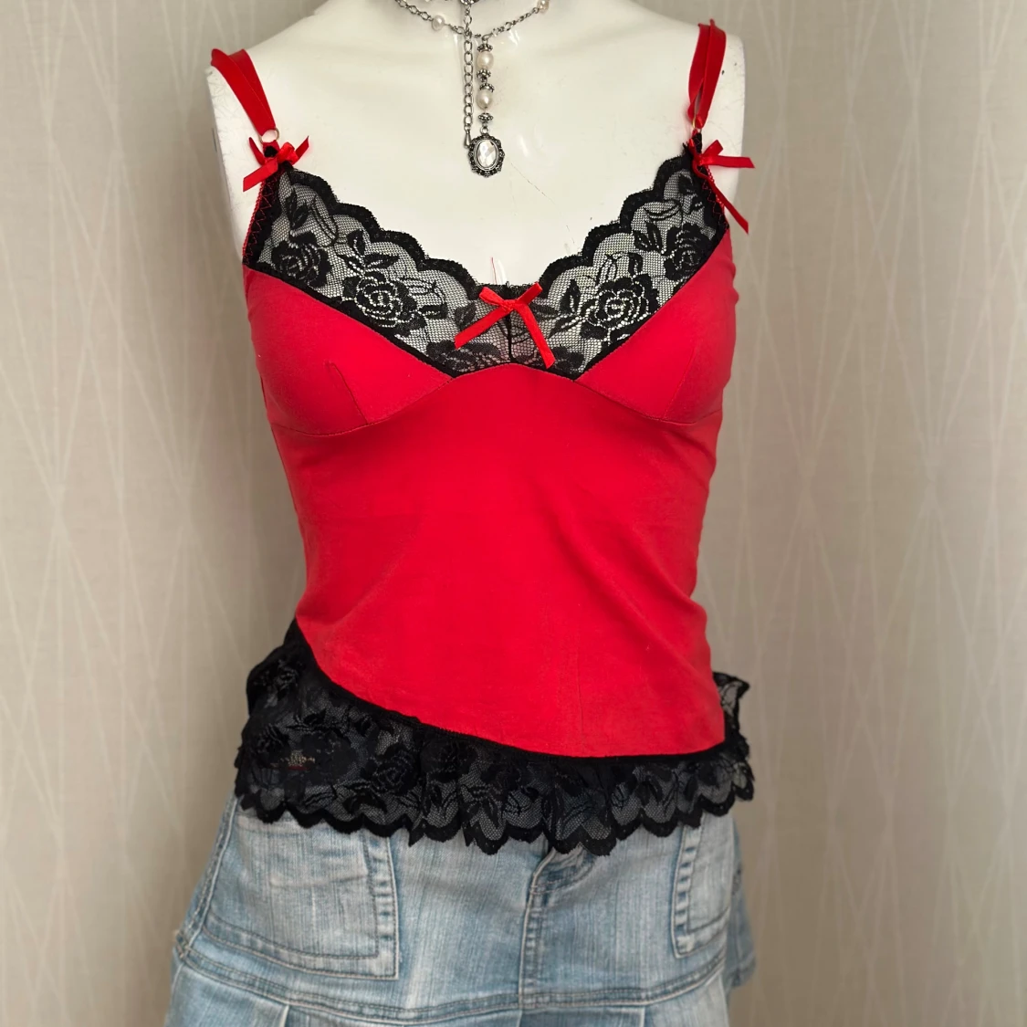 Röd linnetopp med spets och rosetter