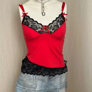 Röd linnetopp med spets och rosetter - Den har några fläckar som jag inte har försökt att tvätta bort,