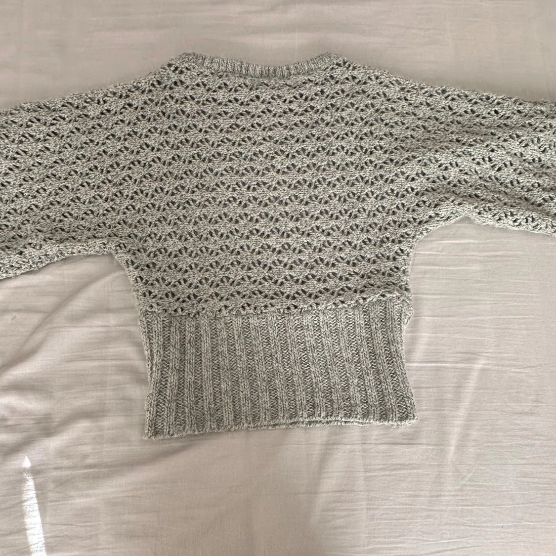 Grå stickad tröja med hålmönster - 1