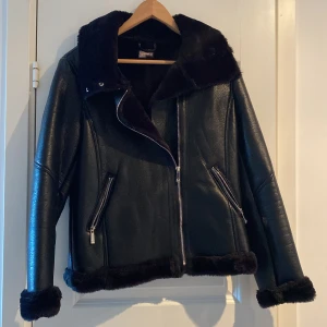 Svart jacka  - Jättevarm och skön jacka som bara har använts en gång, därav är den i nytt skick. Köpt i butik i Göteborg men glömt av butikens namn.  Storlek L men passar även M