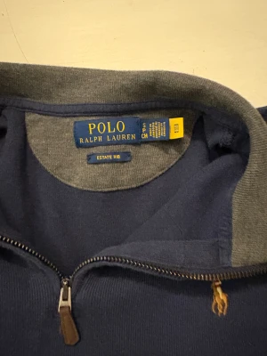 Blå stickad tröja Polo Ralph Lauren - Mysig mörkblå stickad tröja från Polo Ralph Lauren med quarter zip. Nypris 900kr