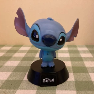 Stitch lampa - Lilo och Stitch lampa aldrig använd men öppnad förpackning. Har en färgskrapa på ögat vilket syns på bilderna. Batterier medföljer inte