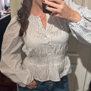 Randig blus - Säljer denna randiga ljusblå/vita blus som är använd en gång endast. Från Gina tricot i storlek M💙