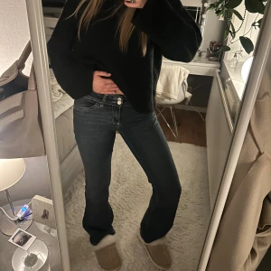 Nelly Jeans - Säljer dessa marinblå jeans från nelly i storlek 36! sällan använda och i mycket bra skick🫶🏽 de är stretchiga och har vita detaljer bak på fickorna🫶🏽Ny pris 699kr