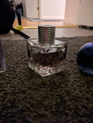 Stilren parfymflaska i glas - Snygg och modern parfymflaska med unik design. Perfekt för dig som vill ha något annorlunda på hyllan. Märke och volym syns inte på bilden.